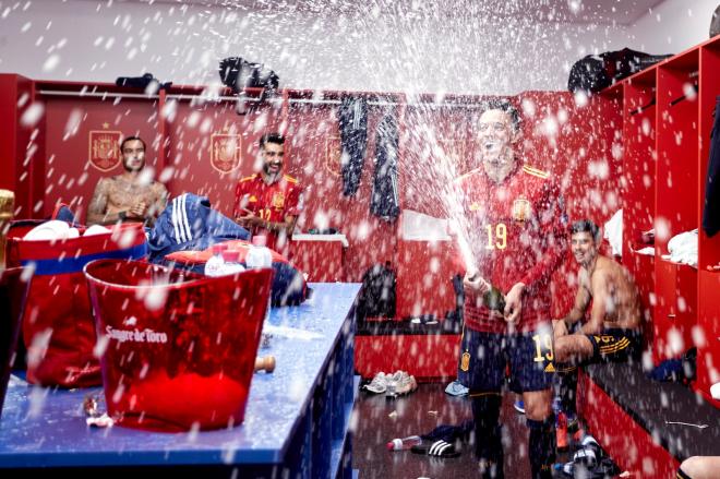 España celebra el pase al Mundial con champán (Foto: SeFutbol).