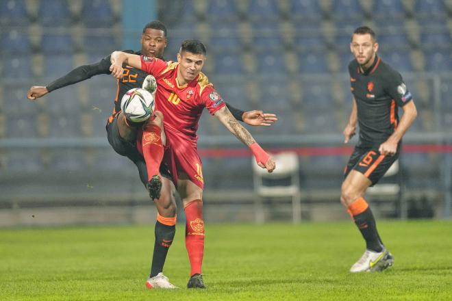 Djuka, en el partido entre Montenegro y Holanda (Foto: Cordon Press).