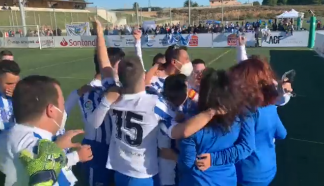 Los jugadores celebran el golazo del Málaga Genuine.