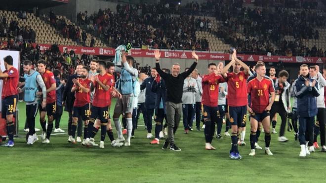 La selección española, con Luis Enrique a la cabeza, celebra el pase al Mundial (Foto: Kiko Hurtado).