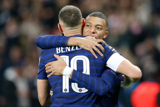 Karim Benzema y Kylian Mbappé celebran un gol con Francia (Foto: Cordon Press).