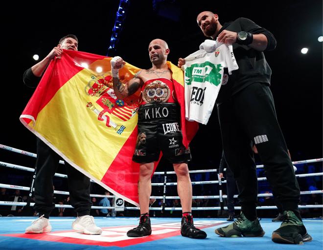 Kiko Martínez posa con la bandera de España y el cinturón de campeón (Foto: Cordon Press).