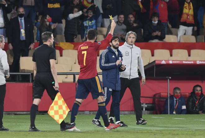 Álvaro Morata celebró su gol en el España-Suecia con una estrella para Miguel Ángel (Foto: Kiko Hurtado).
