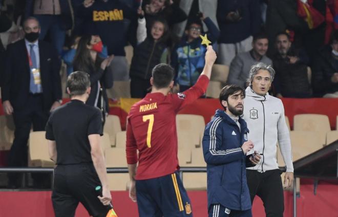 Dedicatoria de Álvaro Morata tras su gol en el España-Suecia (Foto: Kiko Hurtado).