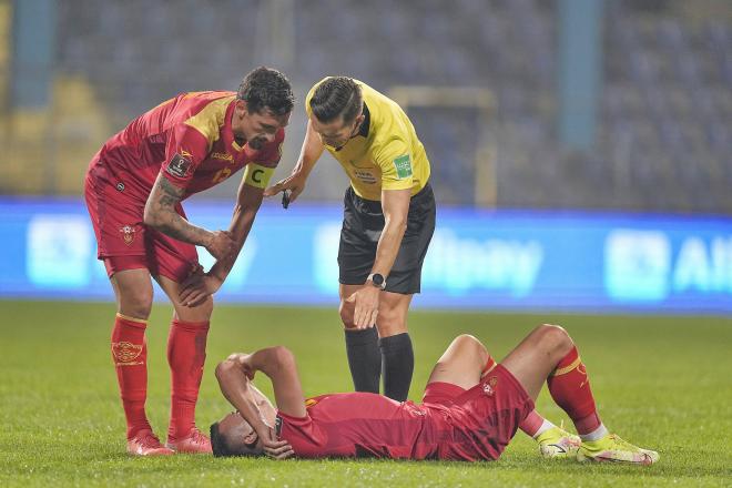 Savic atienede a Osmajic tras un choque en el Montenegro-Holanda (Foto: Cordon Press).