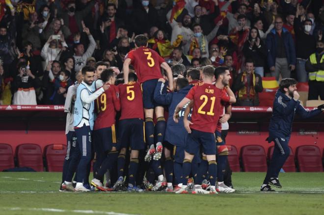 La selección celebra el gol de Morata en el España-Suecia (Foto: Kiko Hurtado).