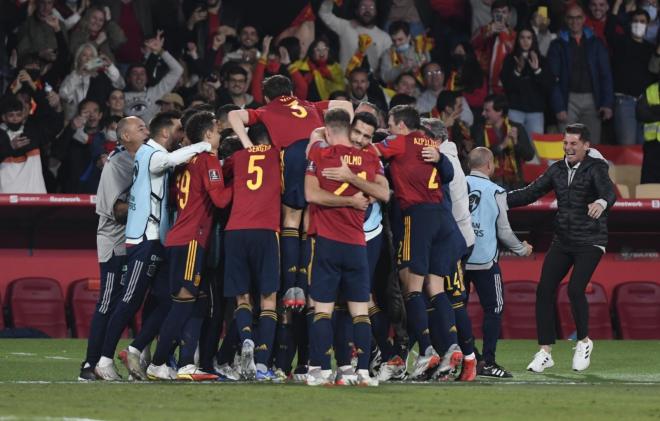 Los jugadores de la selección celebran el gol de Álvaro Morata en el España-Suecia (Foto: Kiko Hurtado).