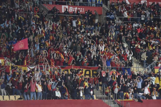 Afición española en el estadio de La Cartuja durante el último España-Suecia (Foto: Kiko Hurtado).