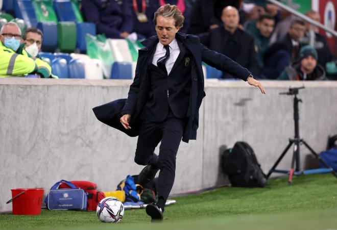 Mancini, enfadado, despeja un balón (Foto: Cordon Press).
