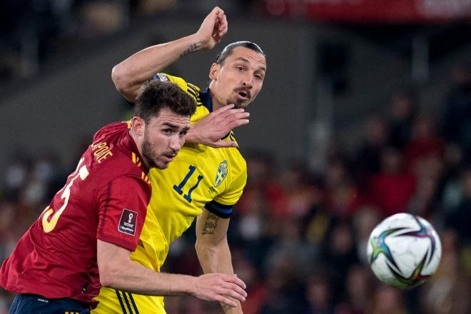 El central Aymeric Laporte, que quiere volver al Athletic Club, lucha en Sevilla con Zlatan Ibrahimovic.