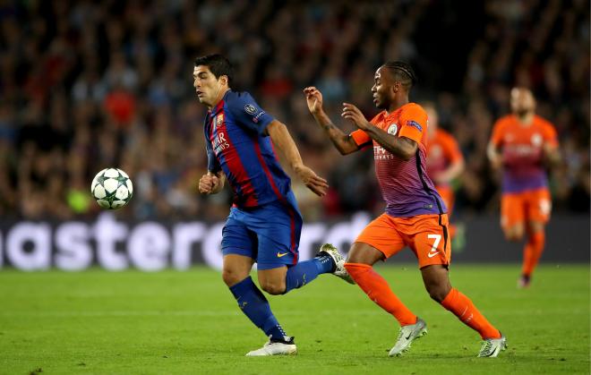 Sterling persigue a Luis Suárez en un Barcelona-Manchester City en el Camp Nou (Foto: Cordon Press).