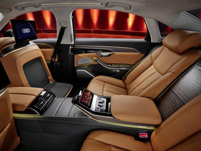 Confort y bienestar son fundamentales en el segmento del lujo y el interior del Audi A8 ofrece hasta masajes para los pies.