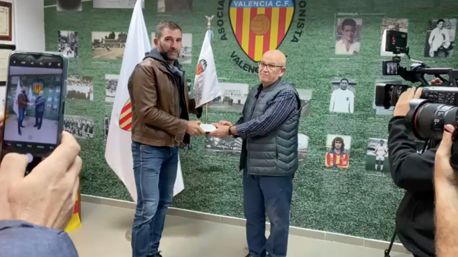 Camarasa y Baraja reciben la bandera fundacional del Valencia CF.