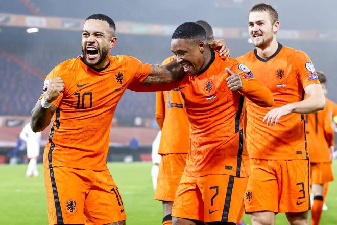 Memphis Depay y Bergwijn celebran uno de los goles de Países Bajos (Foto: Cordon Press).