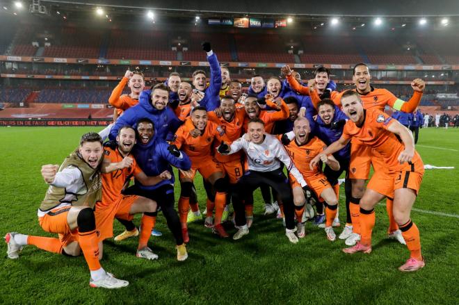 Los jugadores de Países Bajos celebran la clasificación para el Mundial 2022 (Foto: @OnsOranje).