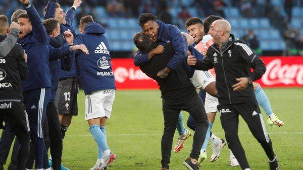 Coudet abrazándose a sus jugadores (Foto: EFE).