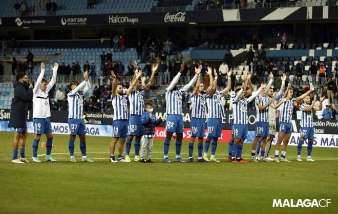 Los jugadores del Málaga celebran con su afición la victoria ante el Tenerife (Foto: MCF).