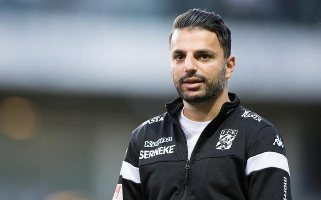 Poya Asbaghi, nuevo entrenador del Barnsley