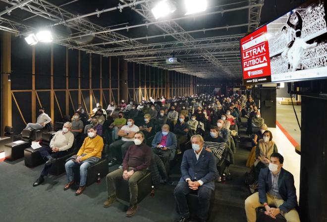 En 2021 San Mamés acogió una nueva edición del festival cultural Thinking, Letrak eta Futbola del Athletic Club.