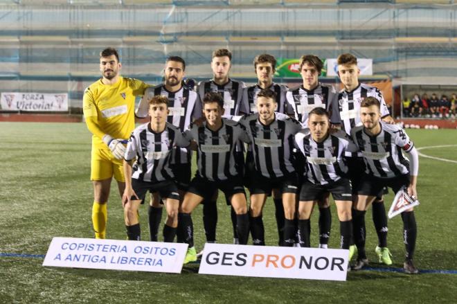 Los jugadores del Victoria en A Grela (Foto @ConcelloCoruna)