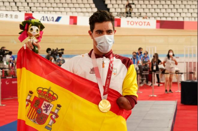 Alfonso Cabello posa con la bandera de España tras colgarse el oro en Tokio.