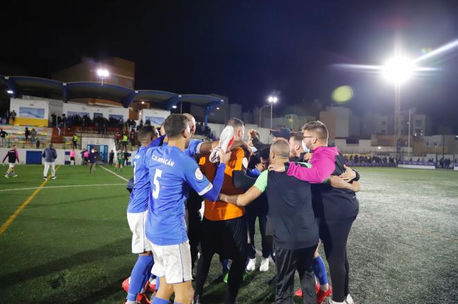 Los jugadores del Huracán Melilla celebrando la clasificación a la Copa del Rey.