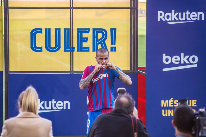 Dani Alves, en su presentación como nuevo jugador del Barcelona (Foto: Cordon Press).