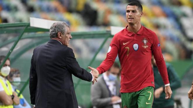 Fernando Santos saluda a Cristiano Ronaldo en Portugal.