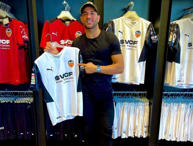 Aymen Abdennour, en la tienda oficial del Valencia CF (Foto: Instagram @aymenabdennour_).