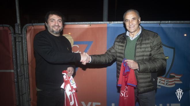 Xosé Estrada y Joaquín Alonso se intercambian camisetas del Ceares y el Sporting en su cruce de Copa.