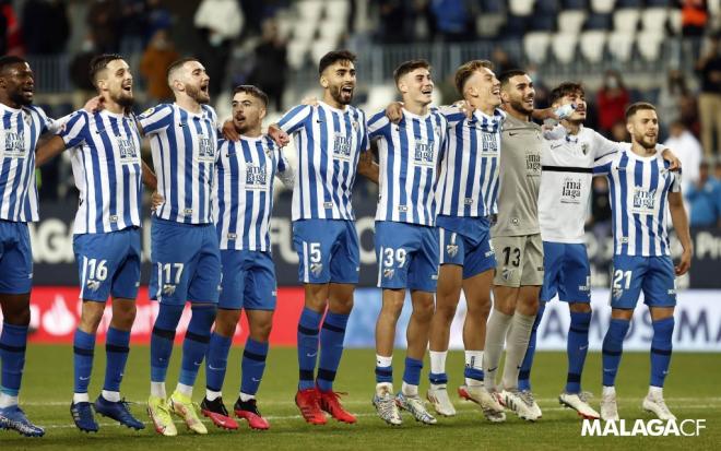 Los jugadores celebran con su afición la victoria ante el Tenerife (Foto: MCF).