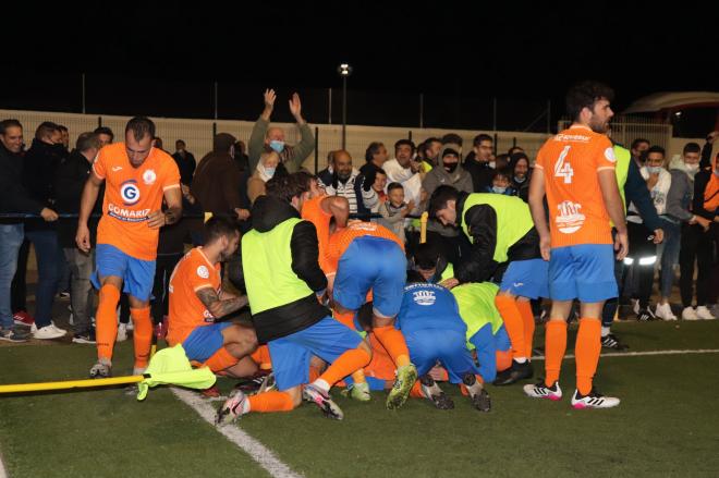 Los jugadores del Villa de Fortuna celebran el gol que apeó al Atlético Espeleño de la Copa.