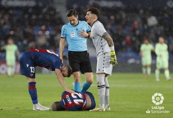 Malsa se duele en el suelo durante el Levante - Athletic Club. (Foto: LaLiga)