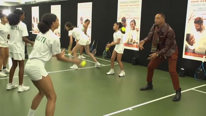 Will Smith se puso a entrenar con las jugadoras de tenis.