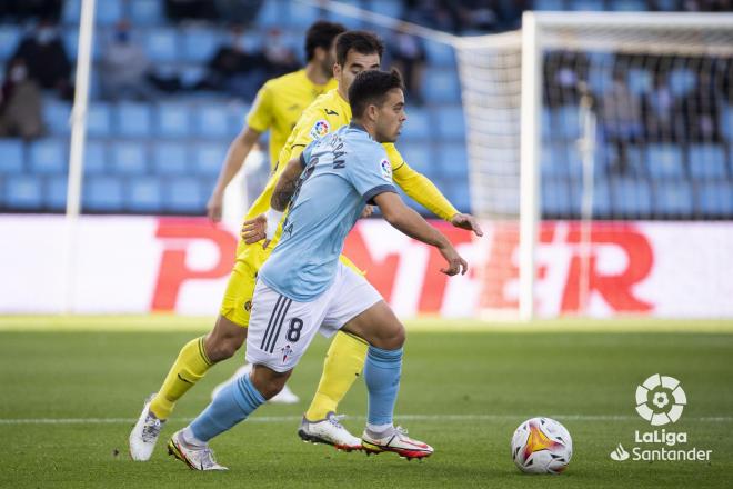 Fran Beltrán protege el balón durante el Celta-Villarreal en Balaídos (Foto: LaLiga).