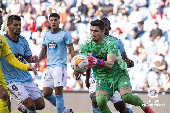 El error de Dituro que propició primer gol durante el Celta-Villarreal en Balaídos (Foto: LaLiga)