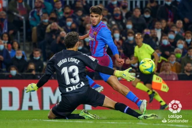 Abde busca el gol durante el derbi entre Barcelona y Espanyol (Foto: LaLiga).