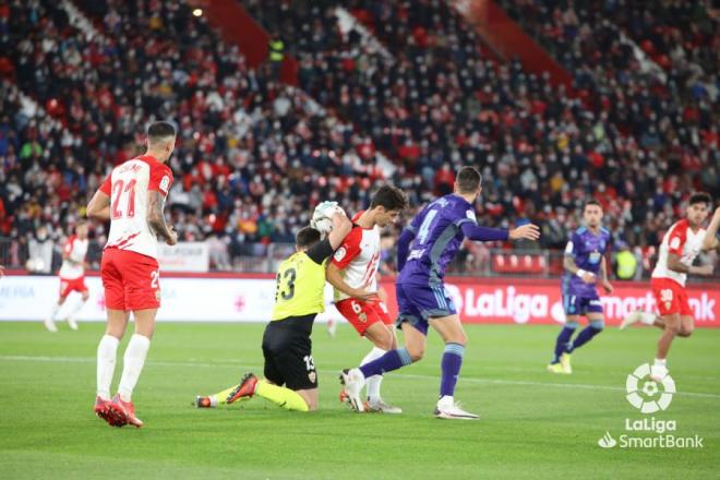 Un lance durante el Almería-Real Valladolid (Foto: LaLiga).