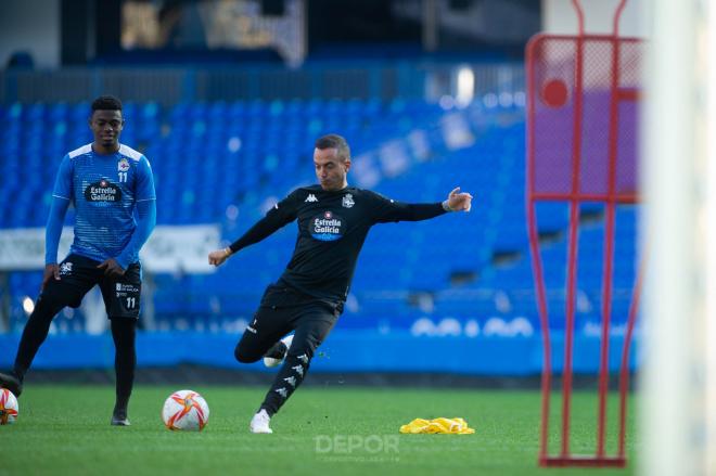 Borja Jiménez dispara a puerta durante un entrenamiento del Dépor (Foto: RCD).