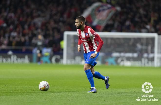 Yannick Carrasco controla el balón durante el Atlético-Osasuna (Foto: LaLiga).