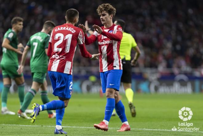 Carrasco y Griezmann se saludan durante el Atlético-Osasuna (Foto: LaLiga).