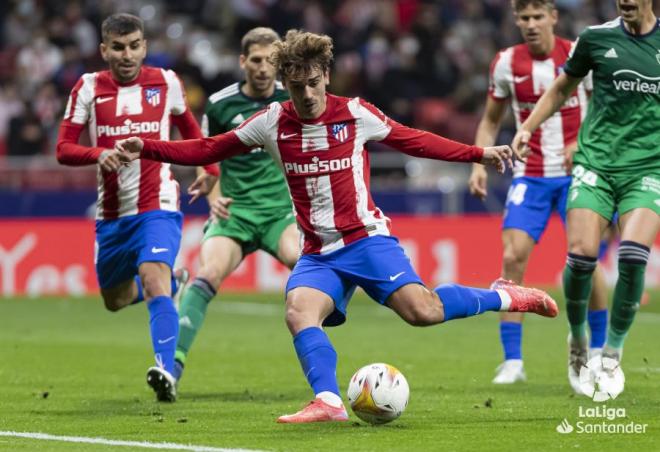 Griezmann dispara durante el Atlético-Osasuna (Foto: LaLiga).