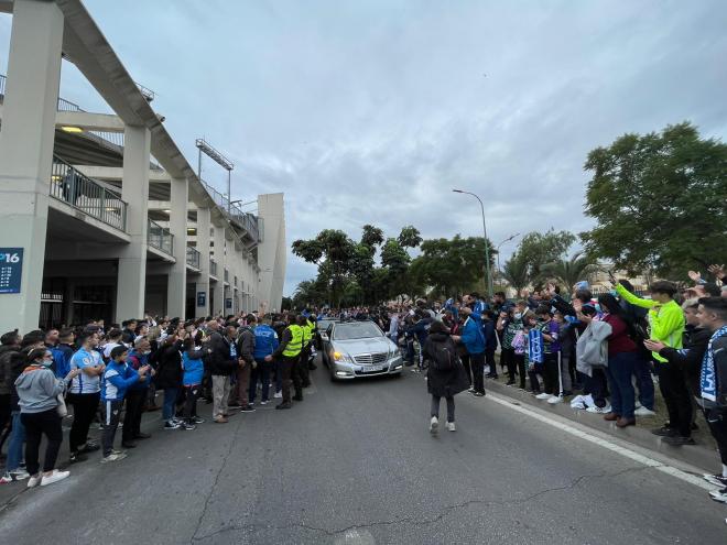 La afición del Málaga esperando al equipo antes del partido ante Las Palmas (Foto: M. N.).