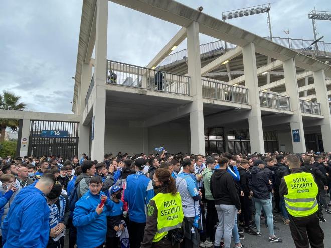 La afición del Málaga esperando al bus del equipo antes del partido ante Las Palmas (Foto: María Naranjo).