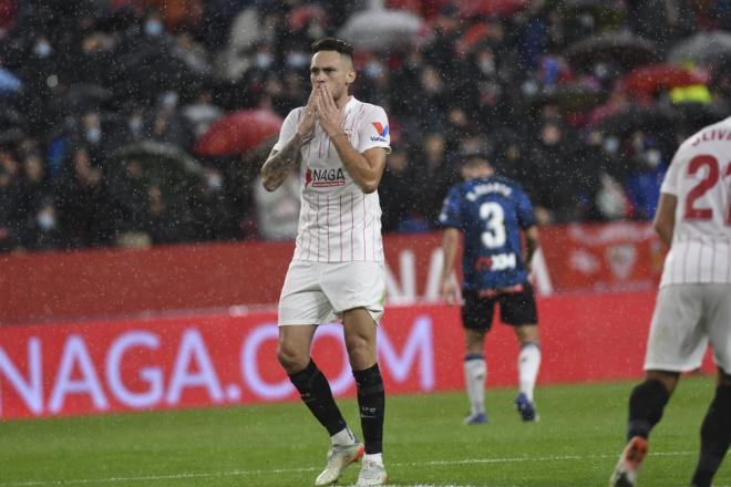 Ocampos celebra un gol lanzando un beso a la grada (Foto: Kiko Hurtado).