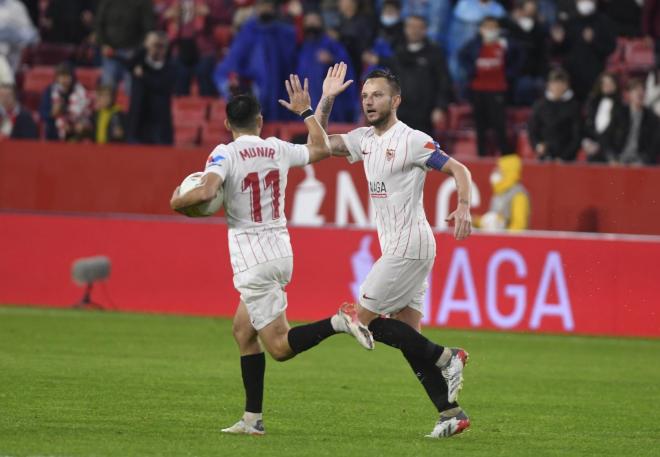 Munir y Rakitic se saludan en el gol del croata. (Foto: Kiko Hurtado).