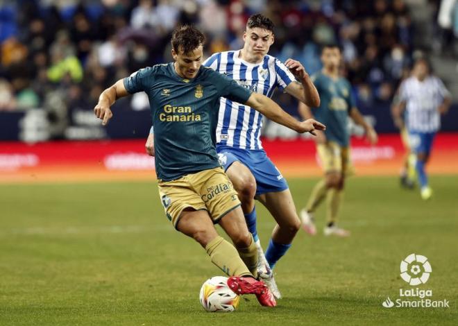 Roberto lucha una pelota ante Las Palmas (Foto: LaLiga).