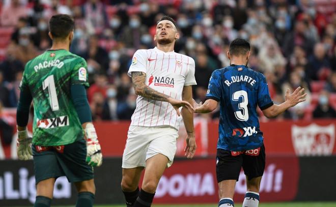 Lucas Ocampos, tras una acción de ataque del Sevilla frente al Alavés (Foto: Kiko Hurtado).