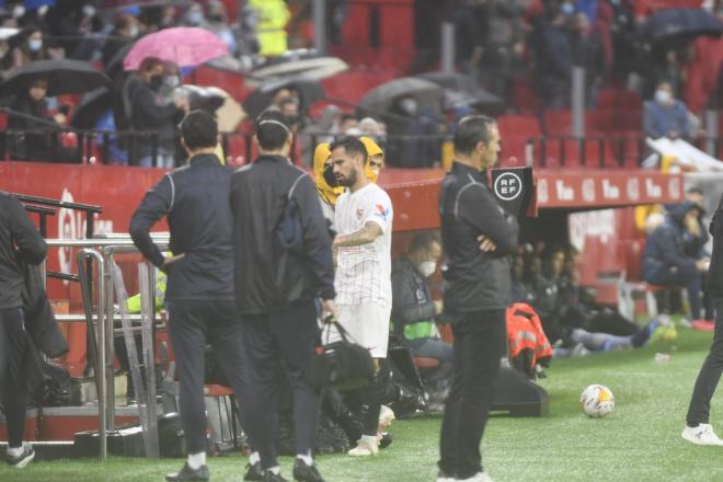 Suso se marcha lesionado en el Sevilla - Alavés. Foto: (Kiko Hurtado).