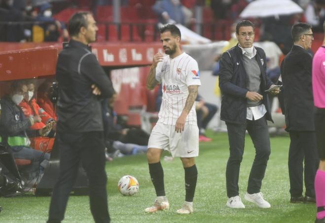 Suso se retira lesionado del partido del Sevilla ante el Deportivo Alavés (Foto: Kiko Hurtado).